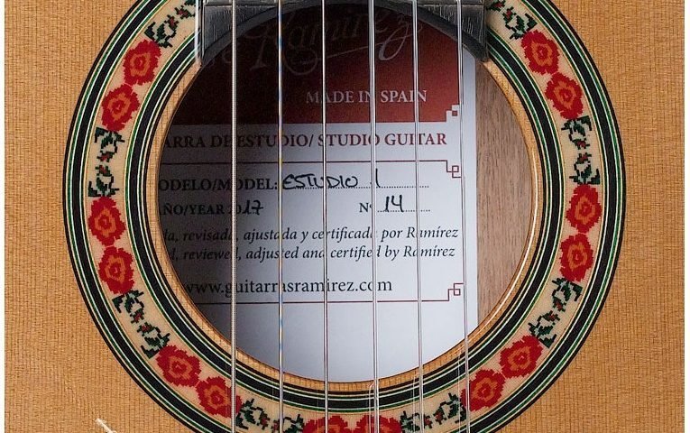 El Zoco entre particulares:  Vendo guitarra, es una Ramírez, es la guitarra!