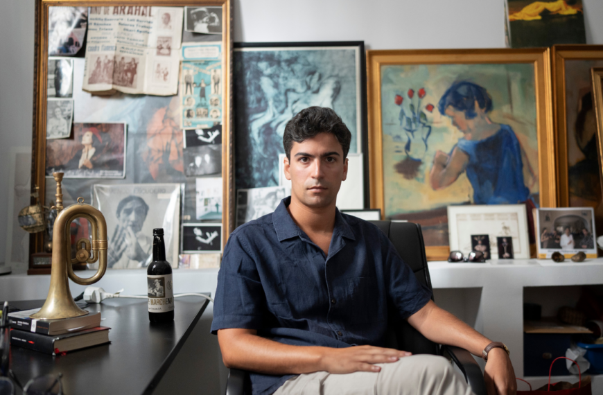 Luis Ybarra, director de la Bienal de Flamenco, sentado en su despacho junto a fotografías, obras de arte y objetos relacionados con el flamenco.