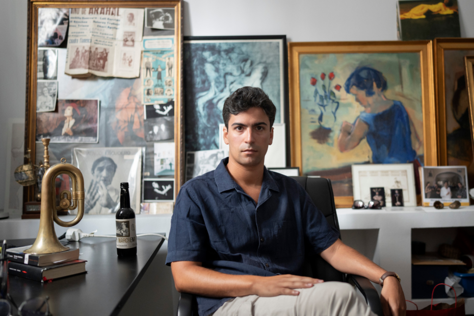 Luis Ybarra, director de la Bienal de Flamenco, sentado en su despacho junto a fotografías, obras de arte y objetos relacionados con el flamenco.