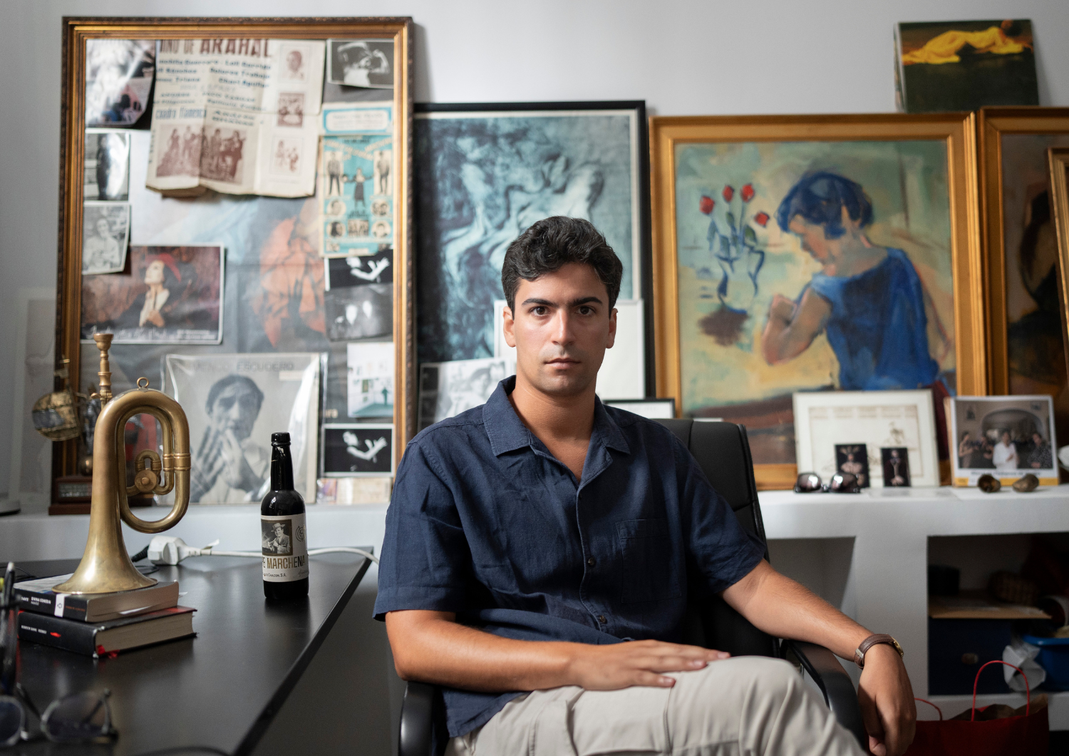 Luis Ybarra, director de la Bienal de Flamenco, sentado en su despacho junto a fotografías, obras de arte y objetos relacionados con el flamenco.